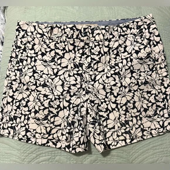 Banana Republic Floral Black and White Shorts EUC - Picture 3 of 3
